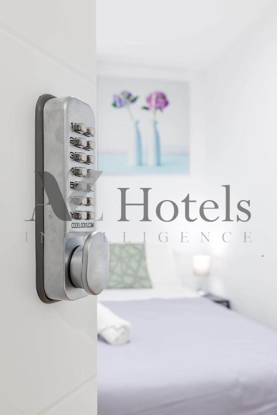 Ayz Luis Cabrera-auto Check-in Hotel