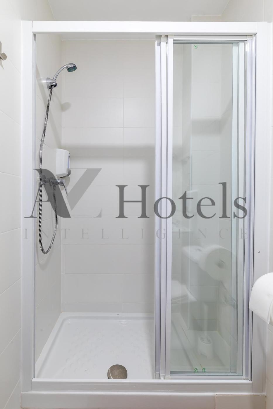 Ayz Luis Cabrera-auto Check-in Hotel *
